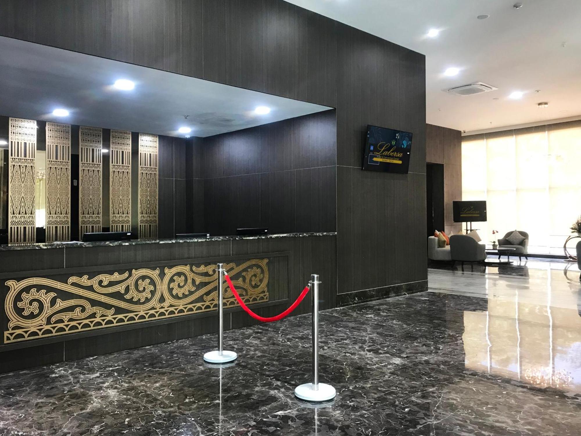 Labersa Hotel & Convention Center Samosir Sinapuran Exterior photo